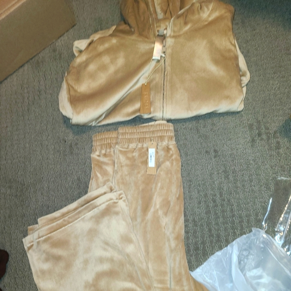 Skims velour set
